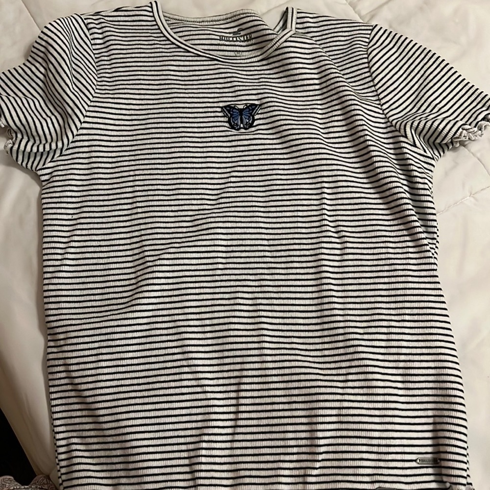 Hollister soft and nice T-shirt it’s a most have, only worn once.